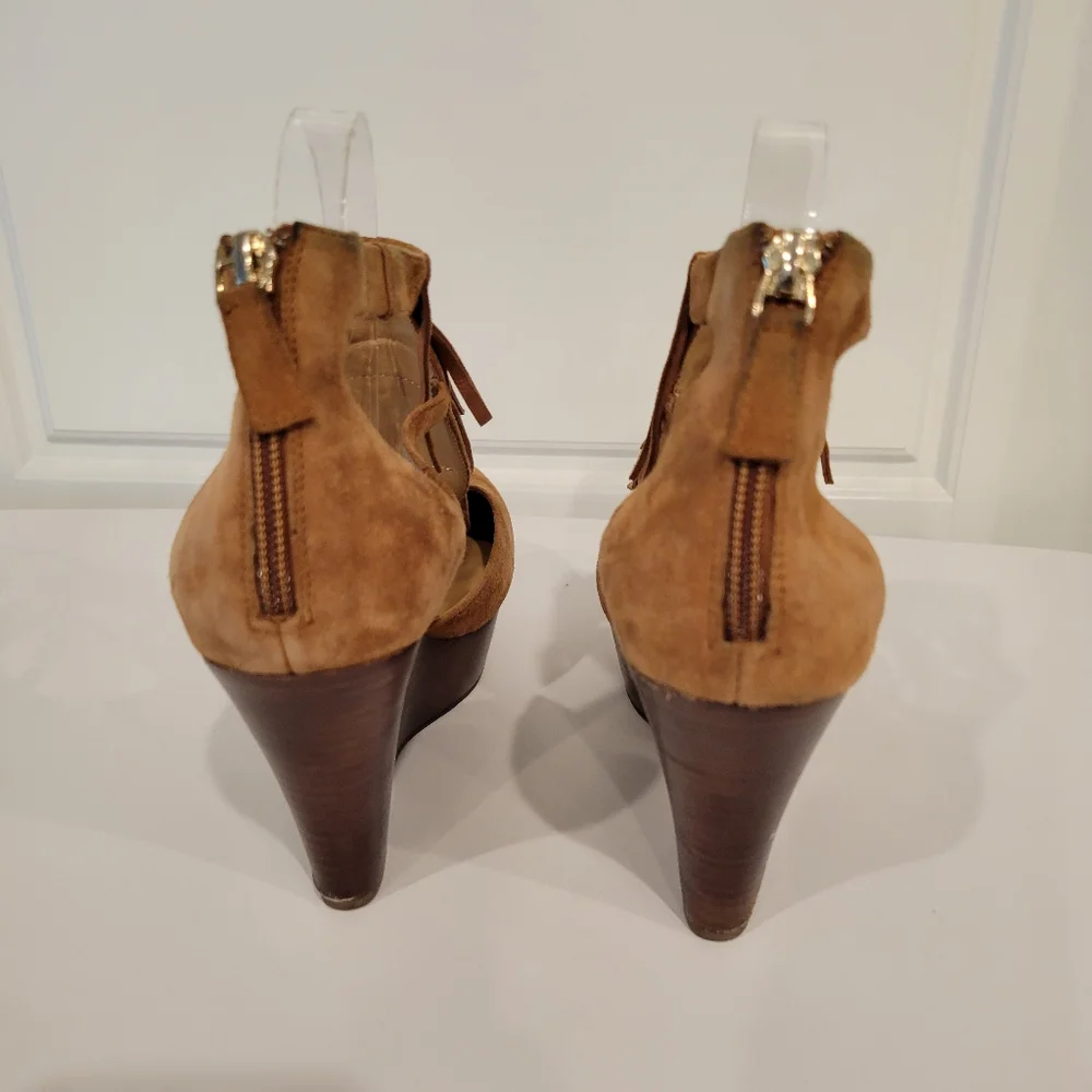 ELAINE TURNER TAN FRINGE SUEDE ZIPPER BACK WEDGES SIZE 9.5